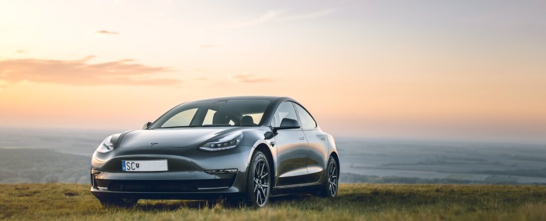 ein Tesla im Sonnenuntergang